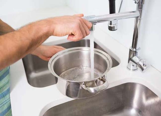 déboucher les toilettes eau chaude