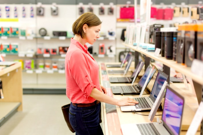 iStock-506998184 vacances fiscales pour l'amélioration de l'habitat femme achetant un ordinateur portable