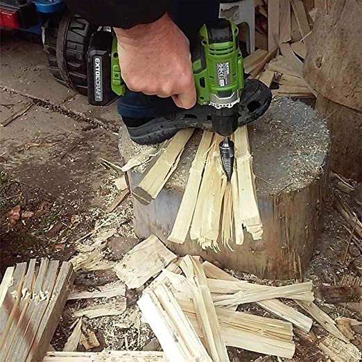 accessoire pour fendeur de bûches de sapin sur une perceuse, perçage à travers le bois