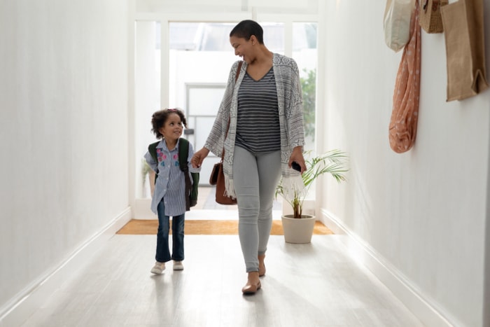 Mère et fille entrant dans la maison