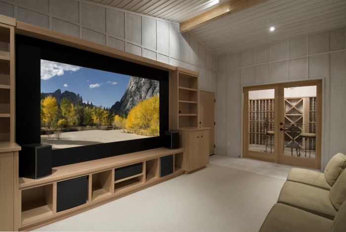 cinéma maison avec salle de dégustation de vin, grand écran, armoires en bois, la photo à l'écran est l'une de mes photos de Yosemite