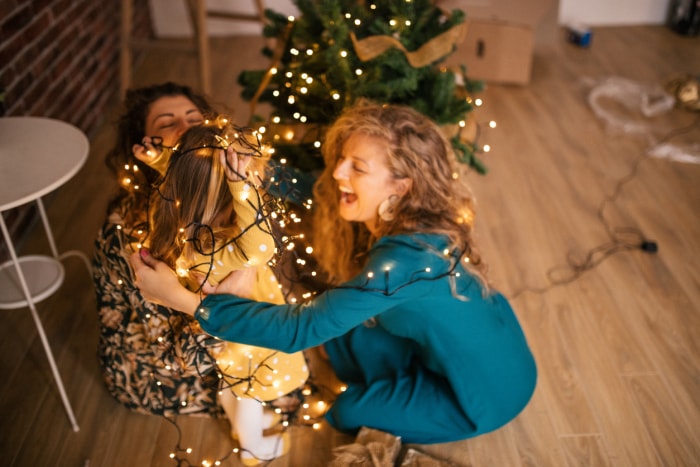 La famille prépare les cadeaux pour la nouvelle année