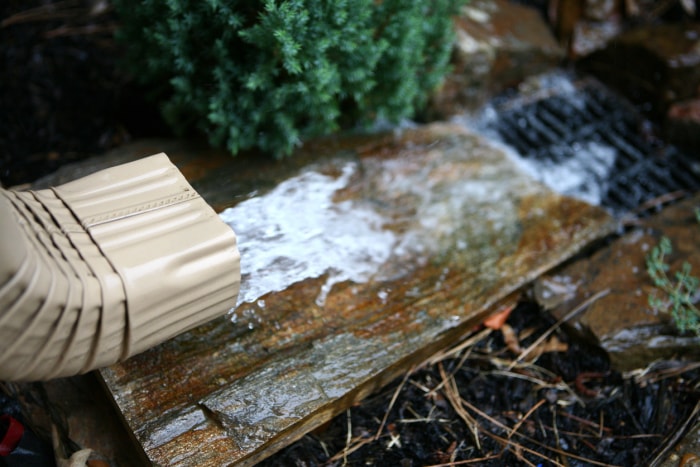 iStock-157608041 qu'est-ce qu'une citerne ? l'eau de pluie descend par la gouttière