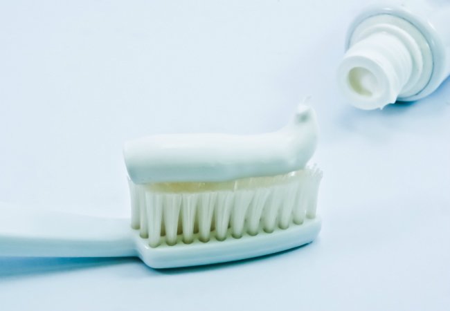 Comment réparer un trou dans le mur - avec du dentifrice