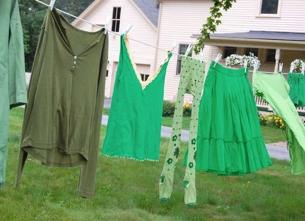 Vêtements séchant sur une corde à linge extérieure