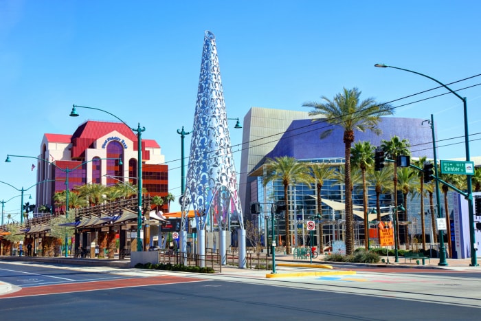 Mesa, Arizona, États-Unis - 5 mars 2019 : Vue de jour du Mesa Arts Center et de la station Center/Main St au cœur du centre-ville.