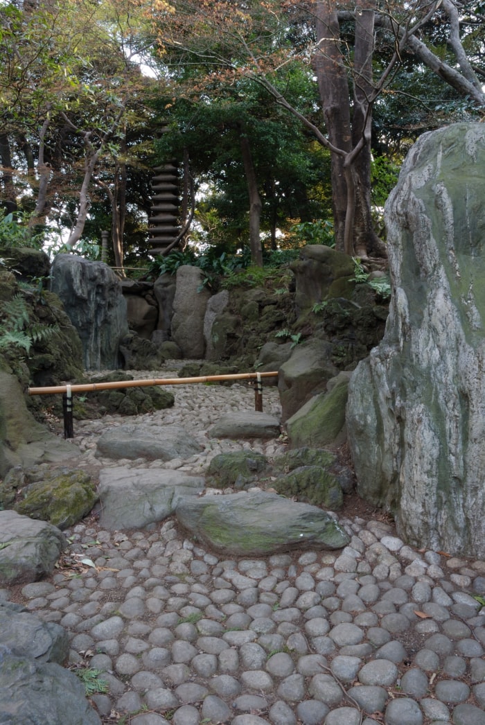 idées de jardin zen - cascade de pierres sèches