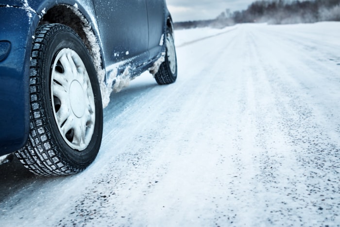 voiture roulant sur une route enneigée