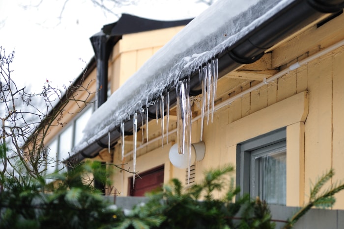 Des glaçons sur le toit d'une maison.