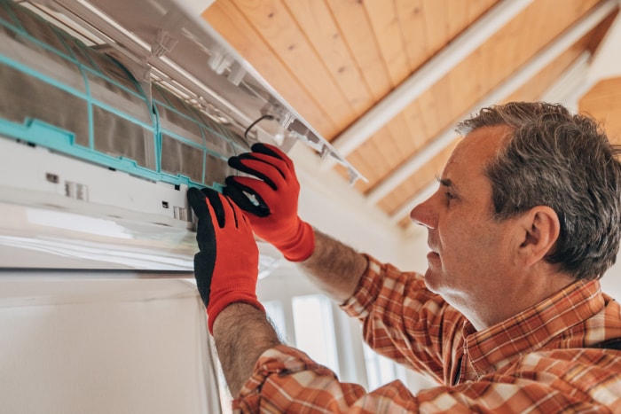 Le technicien installe le climatiseur