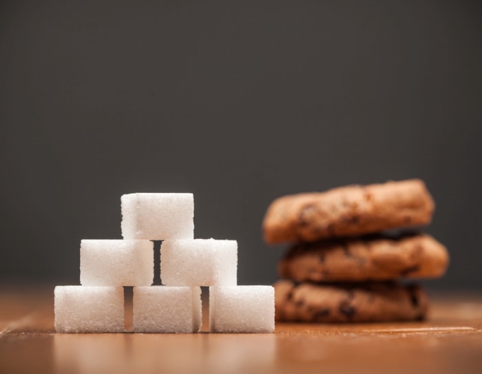 Morceaux de sucre avec des biscuits.