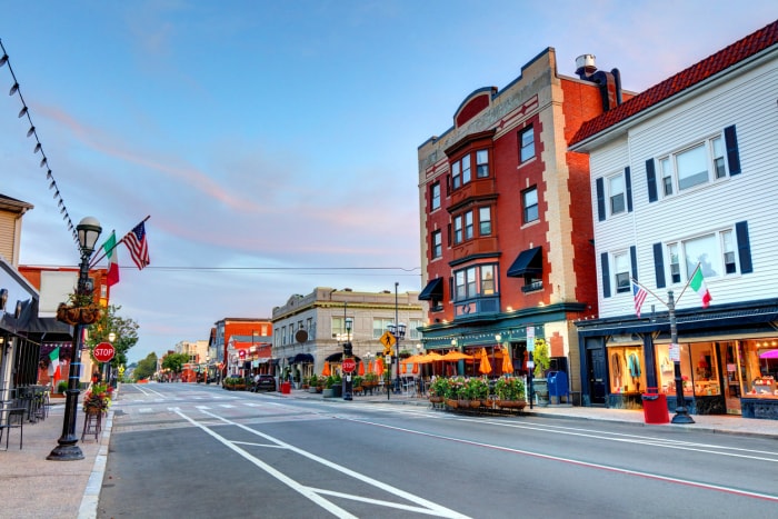 états avec la taxe foncière la plus élevée providence rhode island centre-ville cafés de rue parapluies bâtiments anciens lampadaires