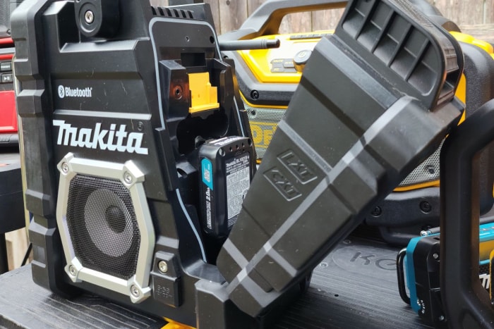 Gros plan de la radio et de la batterie de chantier Makita