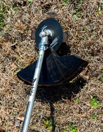 La tête de coupe de la débroussailleuse sans fil Makita permet de couper l'herbe et les mauvaises herbes à une hauteur réduite.