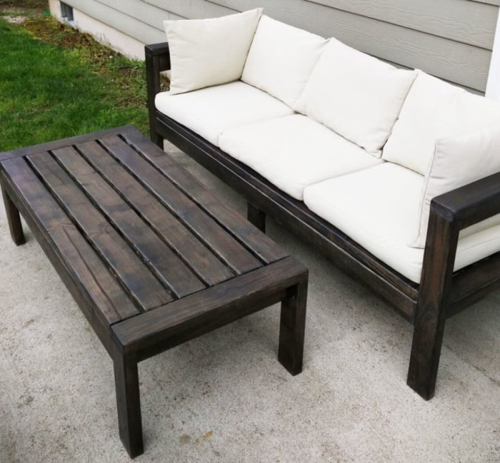 Table et chaise de patio en bois foncé.