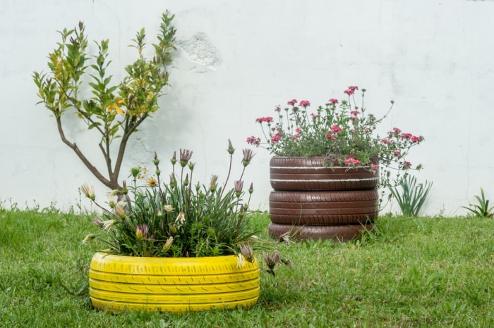 Pneus recyclés utilisés pour les plates-bandes de jardin