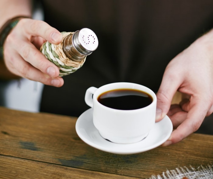 Ajouter du sel dans une tasse à café.