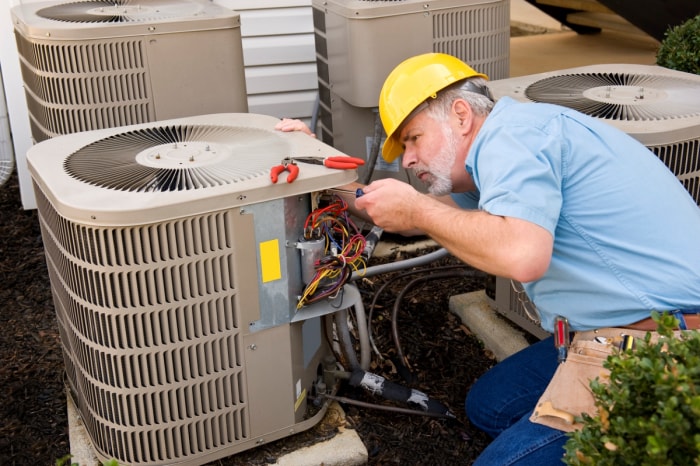 Professionnel réparant le système hvac.