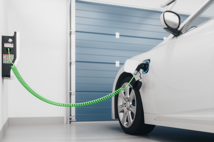 voiture électrique branchée à la maison - chargeur dans le garage