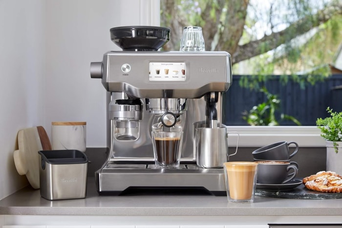 Machine à espresso Breville Barista Touch sur un comptoir de cuisine avec des boissons à base d'espresso