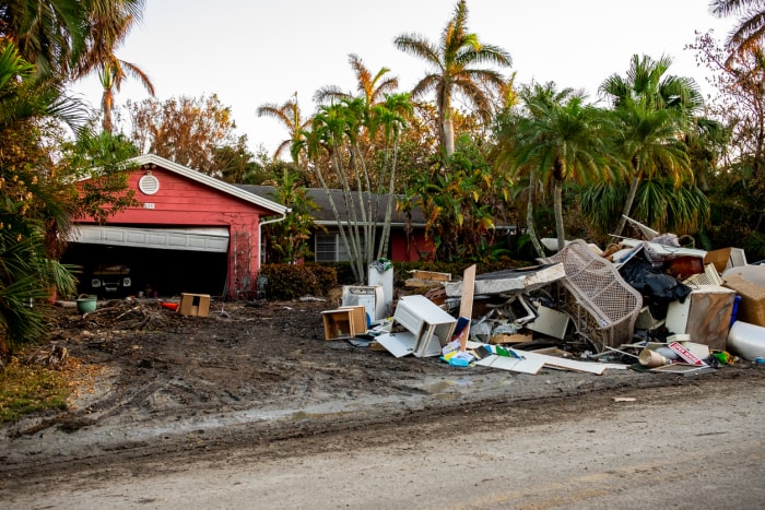 effondrement d'une maison après un ouragan pile de meubles sur la pelouse devant