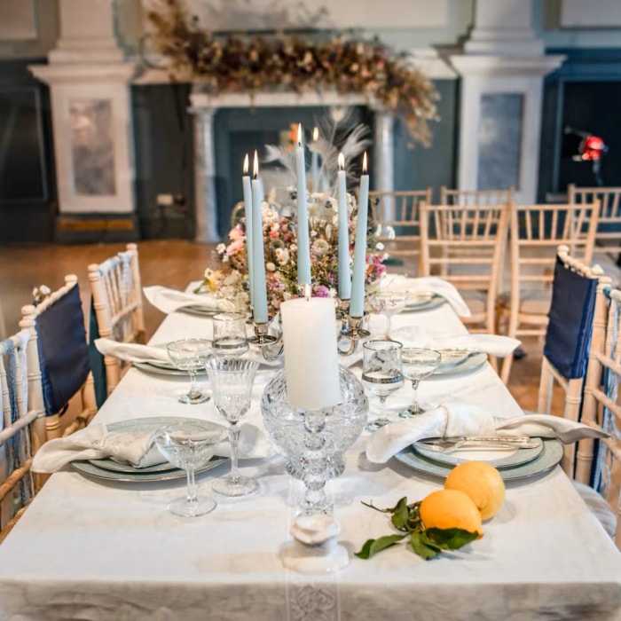 décoration avec bougies - service de table avec bougies coniques bleues