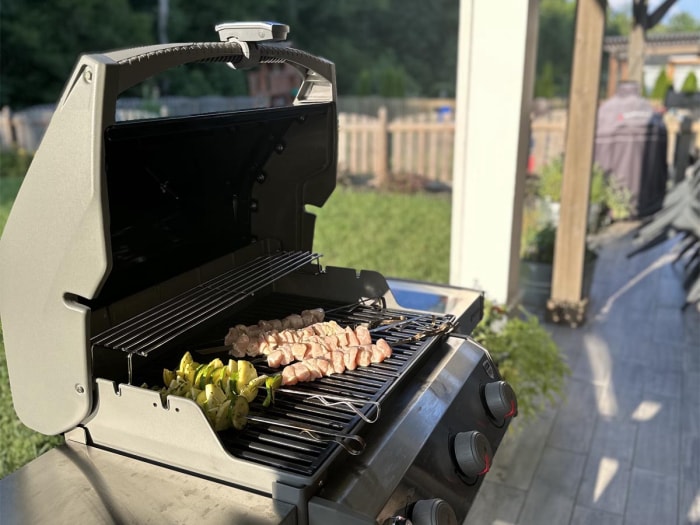 Viande et légumes en train de cuire sur le gril à gaz Weber Spirit II E-310