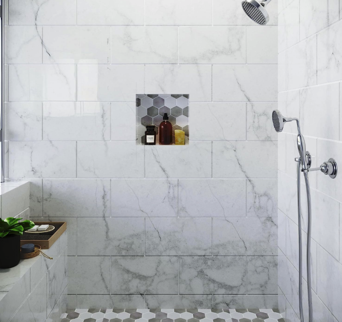 douche de luxe en marbre gris avec petite niche de douche avec carrelage hexagonal gris