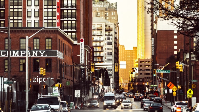 vue d'une rue animée à baltimore