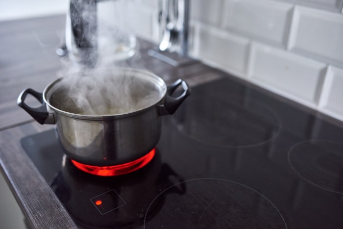 marmite bouillante sur une cuisinière électrique