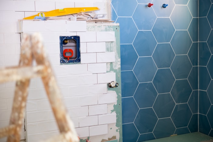 iStock-1447784635 2023 Bob Vila Editor choisit un projet de douche rénovée