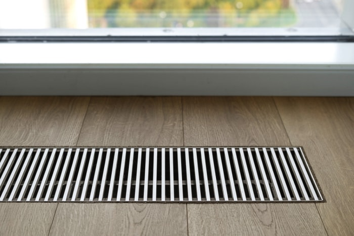 Ventilation moderne dans le plancher en bois dur.