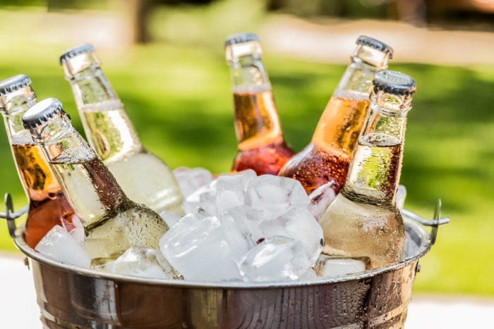 Boissons en bouteille dans un seau de glace.