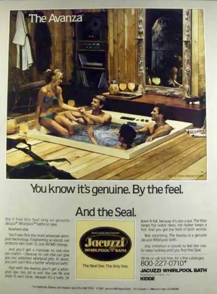 Deux couples rient dans un jacuzzi dans cette publicité de 1982 pour le modèle Avanza.