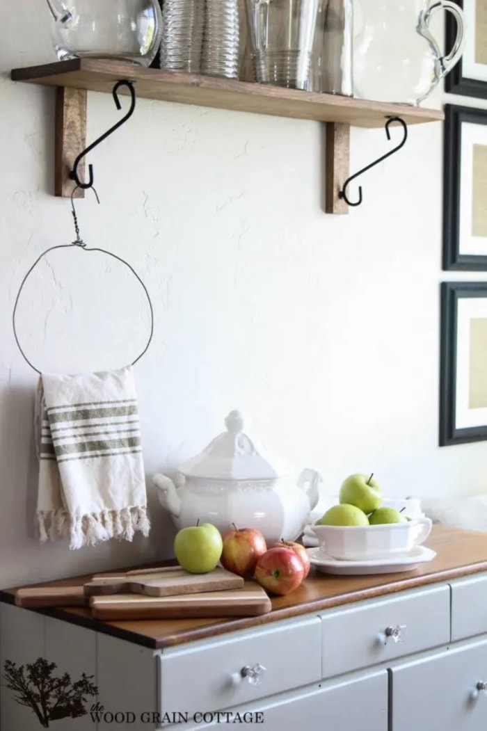 Astuces de rangement pour la cuisine - porte-serviettes de style campagnard