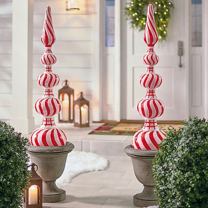 La meilleure option de décoration de Noël pour porte de garage : Grandin Road Heidi Holiday Topiary