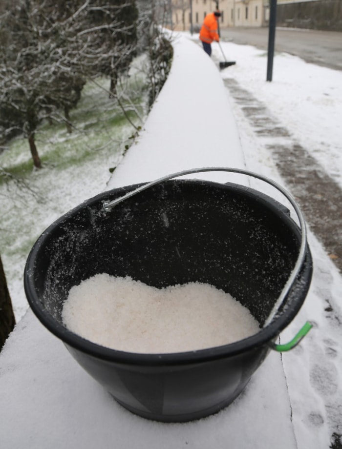 Utilisation de sel de déneigement sur les trottoirs glacés