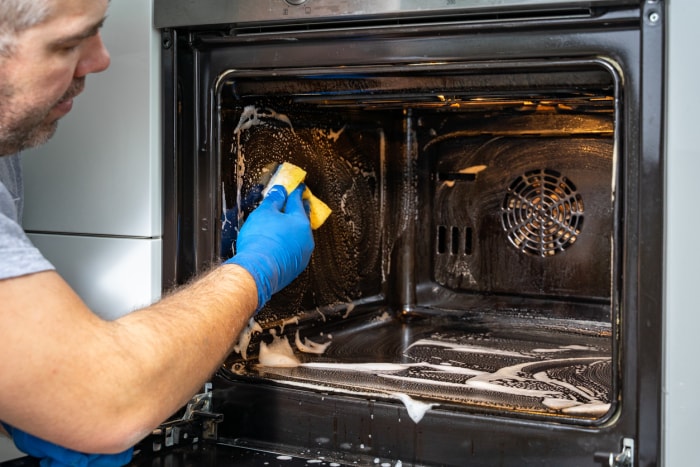 iStock-1298094124 entretien des appareils électroménagers nettoyage four cuisinière