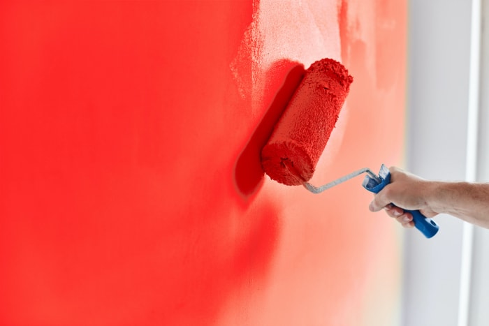 rouleau à peinture rouge avec bord de peinture humide