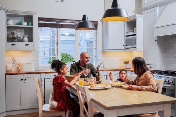 Famille profitant d'un dîner dans la cuisine