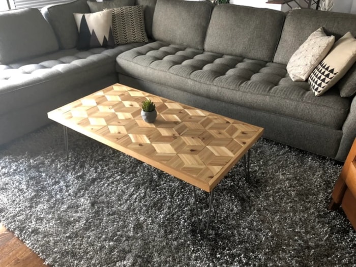 Table basse hexagonale en bois.