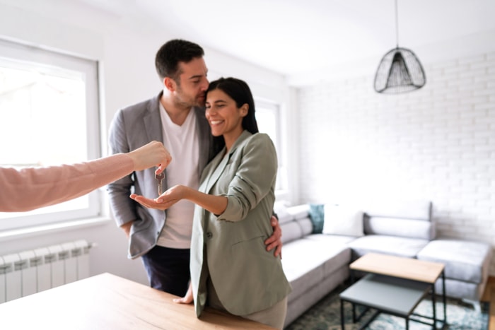 iStock-1285513082 sur l'amélioration de l'hébergement d'un couple recevant les clés de l'appartement