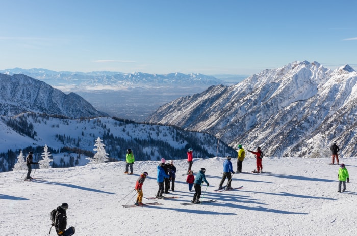 Skieurs et snowboarders à la station de ski Snowbird dans les montagnes Rocheuses près de Salt Lake City, Utah.