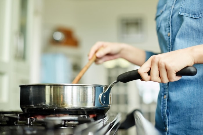 utilisations du beurre de cacahuète - casserole sur la cuisinière