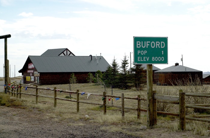 panneau routier pour buford wyoming devant une ferme