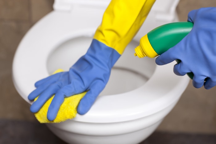 iStock-173233624 gants de travail nettoyage des toilettes avec des gants