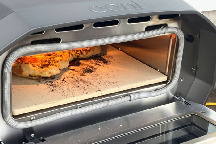 Cuisson de pizza dans le four à pizza Ooni Volt 12