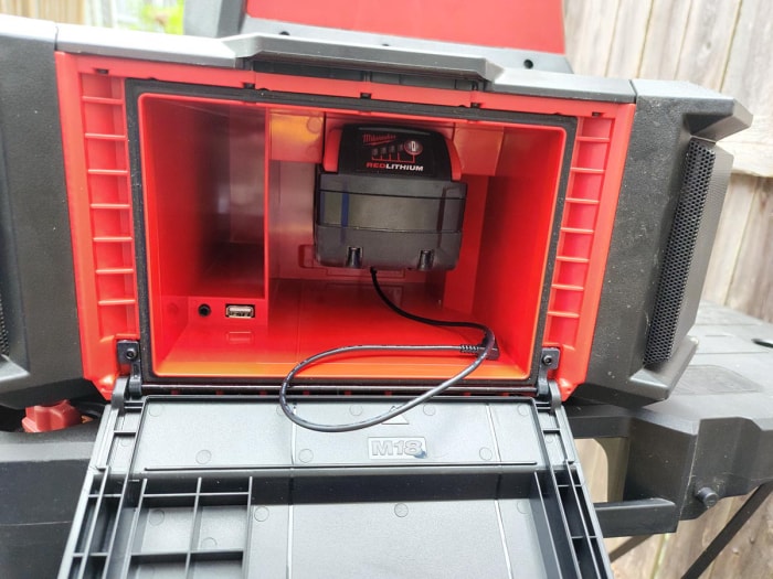 Revue de la radio et du chargeur Milwaukee M18 Packout