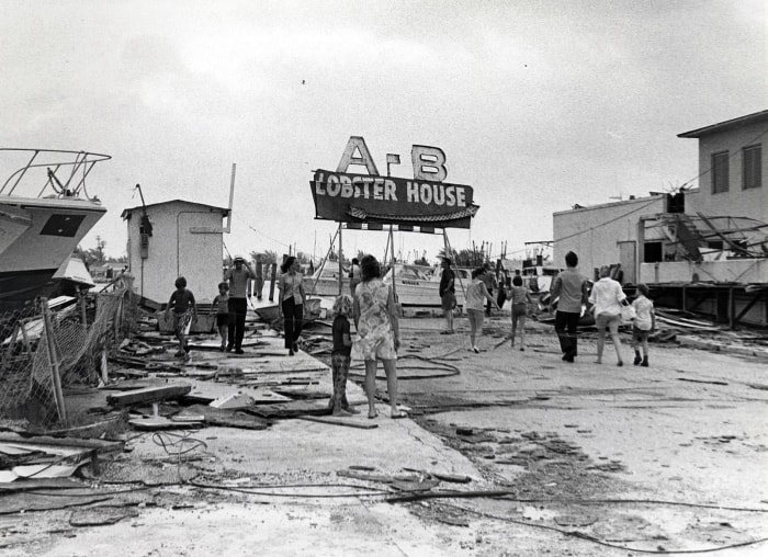 Les dégâts causés à l'extrémité de la rue Front à Key West par une tornade lors de l'ouragan Agnes le 18 juin 1972. De la collection Ida Woodward Barron.