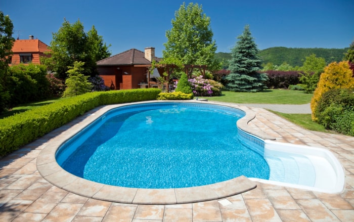 Vue de la piscine creusée ronde par une journée ensoleillée.